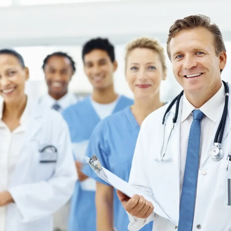 Eine Gruppe von Medizinern in OP-Kleidung