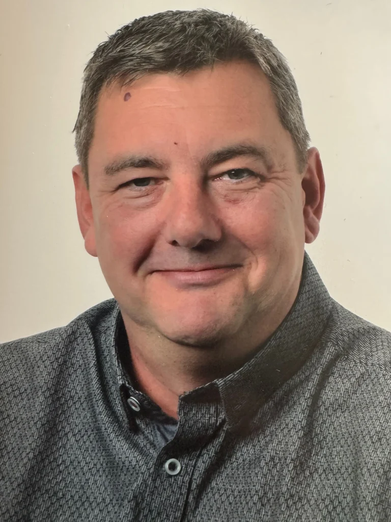 Mann mit lächelndem Gesicht